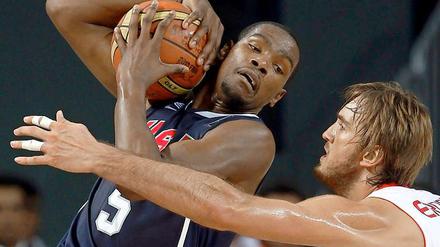 Mein Ball! Kevin Durant lässt sich von Semih Erden nichts wegnehmen.