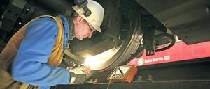 Schadensbegrenzung. Wegen beschädigter Achsen und Räder fielen S-Bahnen monatelang aus. Jetzt sucht das Unternehmen nach den Schuldigen. 