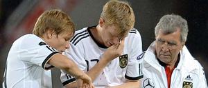 Das sieht nicht nur schlimm aus, es ist auch schlimm: Per Mertesacker wird Werder Bremen für unbestimmte Zeit fehlen.