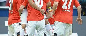 Die Kölner Spieler feiern ihren Torschützen zum entscheidenden 1:0: Taner Yalcin, von Lukas Podolski über die Schulter geworfen (Mitte).