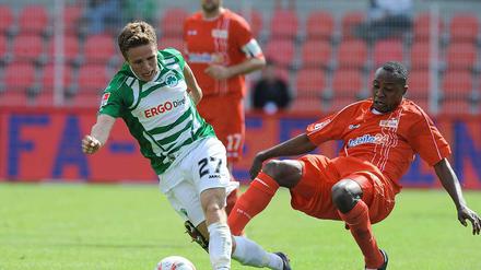 Macchambes Younga-Mouhani (r.) könnte es eng werden. Weil er gegen Fürth (Szenenfoto) enttäuschte, droht im in Paderborn die Ersatzbank.