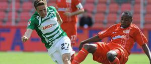 Macchambes Younga-Mouhani (r.) könnte es eng werden. Weil er gegen Fürth (Szenenfoto) enttäuschte, droht im in Paderborn die Ersatzbank.