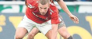 Standhaft geblieben. Köln mit Lukas Podolski rettete das 1:0 über die Zeit. Foto: dpa