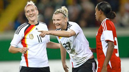 Alexandra Popp (Mitte) jubelt mit Anja Mittag (l.) über ihren Treffer zum 3:0.