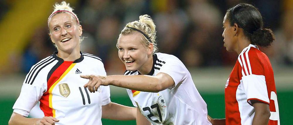 Alexandra Popp (Mitte) jubelt mit Anja Mittag (l.) über ihren Treffer zum 3:0.