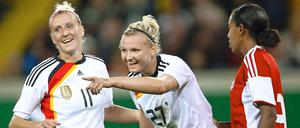 Alexandra Popp (Mitte) jubelt mit Anja Mittag (l.) über ihren Treffer zum 3:0.