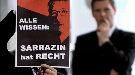 Ungewollte Karriere eines Buchautors: Die NPD provoziert mit einem Sarrazin-Plakat.