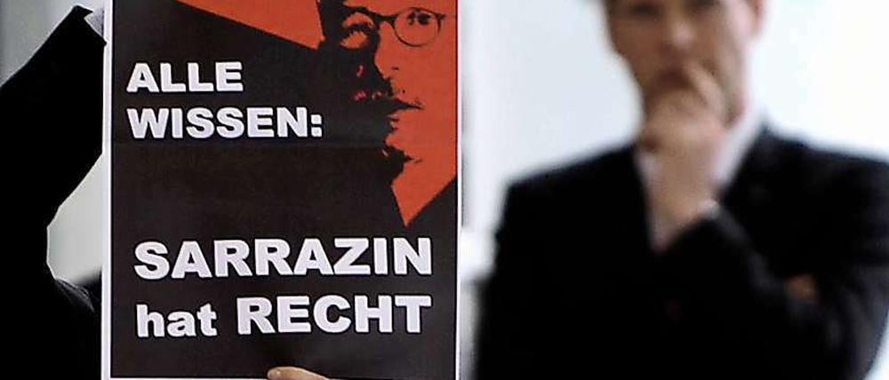 Ungewollte Karriere eines Buchautors: Die NPD provoziert mit einem Sarrazin-Plakat.