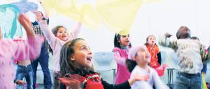 Voller Optimismus. Damit Kinder mit Lerneifer ins Leben starten können, brauchen sie die Unterstützung der Eltern. Ob die Gesellschaft notfalls mit Sanktionen eingreifen sollte, wenn sich die Eltern verweigern, wird heftig diskutiert. Das Bild zeigt Schüler der Erika-Mann-Grundschule in Wedding während eines Theater-Workshops. 