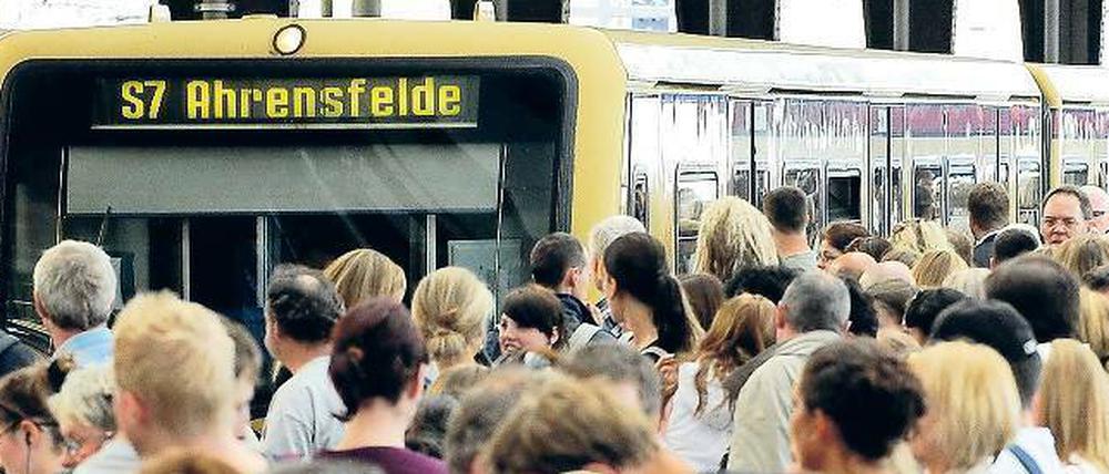 Bahnhof Friedrichstraße: Neben der Treppe ist der Bahnsteig besonders eng.