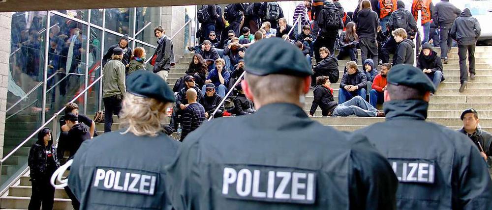 Polizisten stehen in Dortmund linken Gegendemonstranten gegenüber.