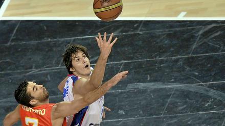 Serbiens Basketballer Teodosic (r) trumpft bei der WM auf.