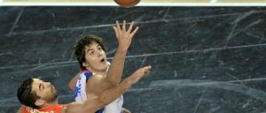 Serbiens Basketballer Teodosic (r) trumpft bei der WM auf.