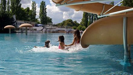 Letzte Rutschpartie: 26 Grad Wassertemperatur, und doch wagten sich am Insulaner in Steglitz nur wenige Badegäste ins Becken.
