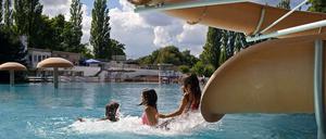 Letzte Rutschpartie: 26 Grad Wassertemperatur, und doch wagten sich am Insulaner in Steglitz nur wenige Badegäste ins Becken.