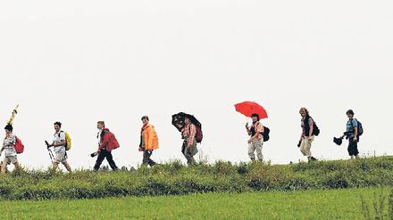 Fröhliche Büßer im Allgäu. Wer nicht allein pilgern will, kann sich an eine „Mitgehzentrale“ wenden.