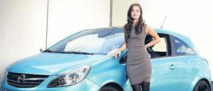 Langfristige Beziehung. Lena Meyer-Landrut – hier mit einem Corsa – soll zum Beispiel in Online-Netzwerken für Opel werben. 