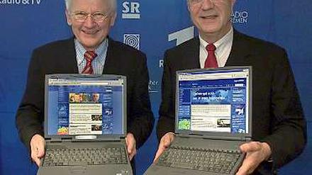 Stolz präsentierten der ARD-Vorsitzende Fritz Pleitgen (r.) und NDR-Intendant Jobst Plog 2001 das durch Gebührengelder finanzierte Nachrichtenportal "tagesschau.de".