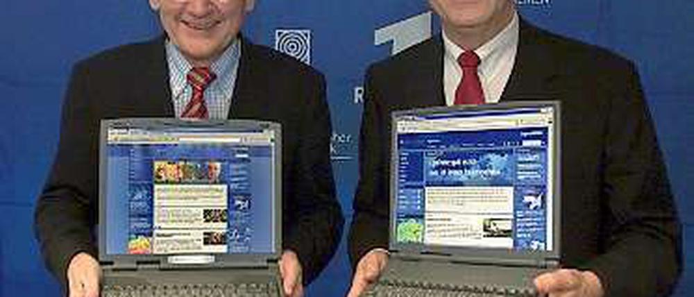 Stolz präsentierten der ARD-Vorsitzende Fritz Pleitgen (r.) und NDR-Intendant Jobst Plog 2001 das durch Gebührengelder finanzierte Nachrichtenportal "tagesschau.de".