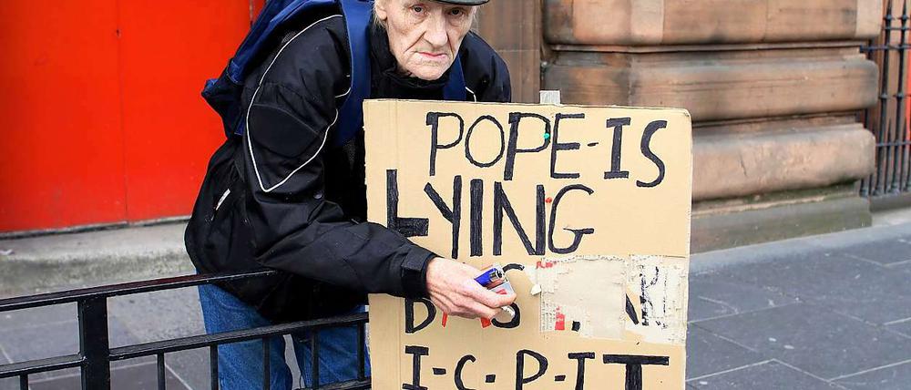 "Pope is lying" (deutsch: "Der Papst lügt") steht auf dem Plakat dieses Papst-Gegners in Edinburgh.