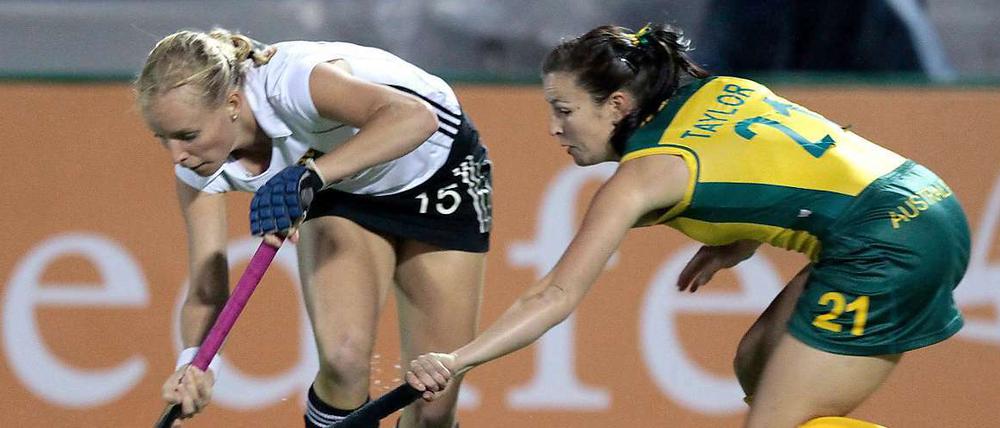 Hannah Krüger ist eher am Ball als ihre australische Gegenspielerin Jayde Taylor.