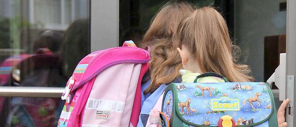 Manche Eltern würden ihre Kinder am liebsten bis ins Klassenzimmer begleiten.