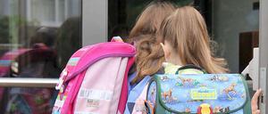 Manche Eltern würden ihre Kinder am liebsten bis ins Klassenzimmer begleiten.