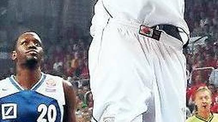 Tibor Pleiß, 20, gewann letzte Saison mit Bamberg Meisterschaft und Pokal. Zum Auftakt der WM in der Türkei trifft der Center heute mit Deutschland auf Argentinien.