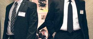 Warnt schon vor der nächsten Krise: Axel Weber (r.) mit einem Mitarbeiter. Foto: dpa