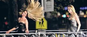 Großer Wurf. Bei der New Yorker Ausgabe der Modenacht „Fashion’s Night Out“ posieren die Models Gisele Bündchen (links) und Karolina Kurkova auf einem Panoramabus.Foto: AFP
