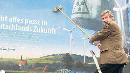 Gegen Atomkraft klebt Dietmar Schütz auch schon mal Plakate. 