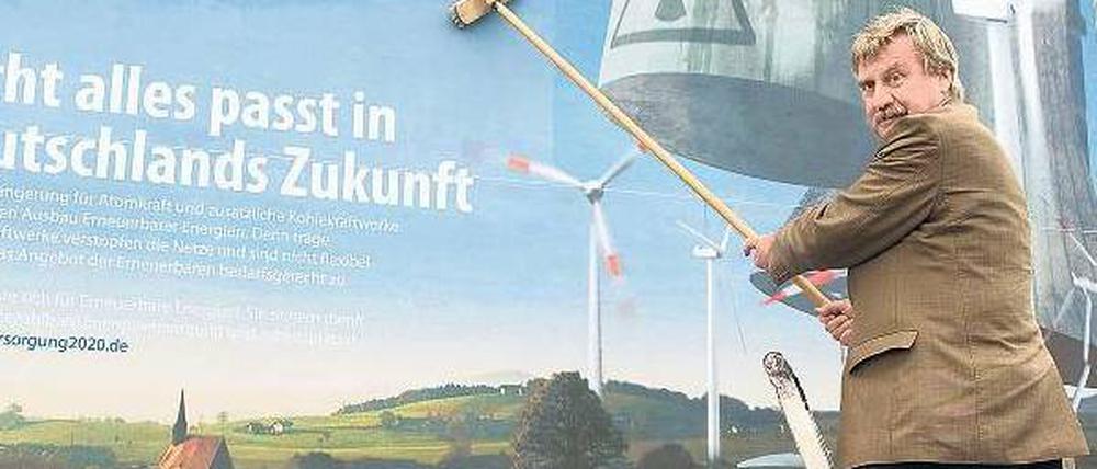 Gegen Atomkraft klebt Dietmar Schütz auch schon mal Plakate.