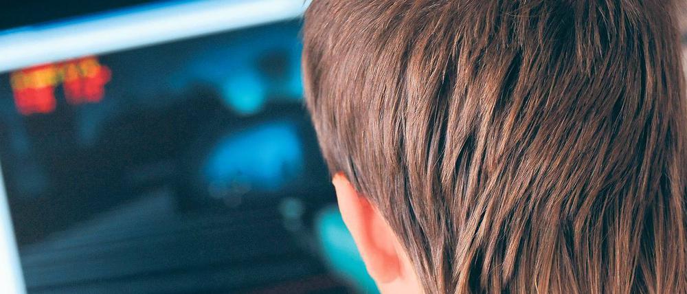 Wie gefesselt. Männliche Jugendliche sind besonders gefährdet, die reale Welt nach und nach gegen eine virtuelle einzutauschen. Aber sie können die Abhängigkeit auch schnell wieder verlieren. Wer dagegen als Erwachsener süchtig wird, bleibt es lange.