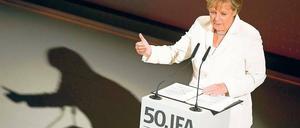 Gut gelaunt. Bundeskanzlerin Angela Merkel möchte, dass die Hersteller bei ihren Entwicklungen einen langen Atem haben. 