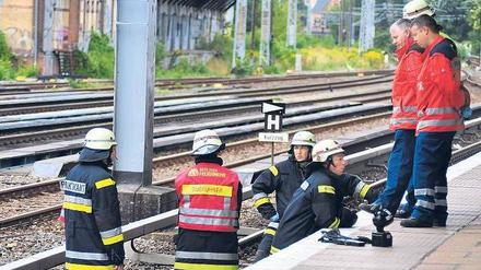 Unglücksort. Die Feuerwehr an der Unfallstelle. Wie das Unglück passieren konnte, ist unklar. Eigentlich muss die Zugtür sich öffnen, wenn jemand eingeklemmt ist. Foto: Andreas Meyer