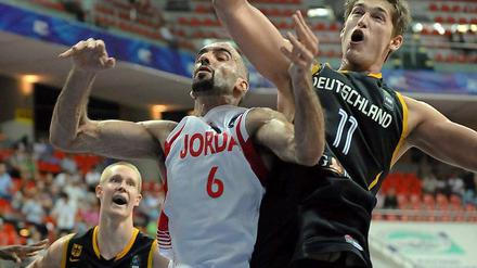Tibor Pleiss gewinnt einen Rebound.