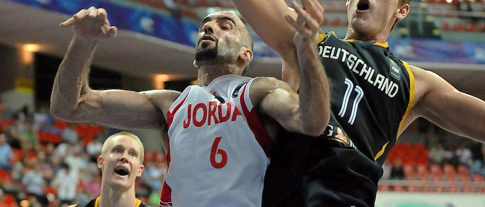 Tibor Pleiss gewinnt einen Rebound.