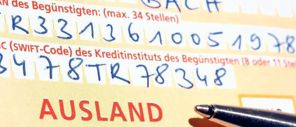 Kostenlos nach Barcelona. Wer innerhalb der EU überweist, zahlt keine zusätzlichen Gebühren. Foto: p-a/dpa