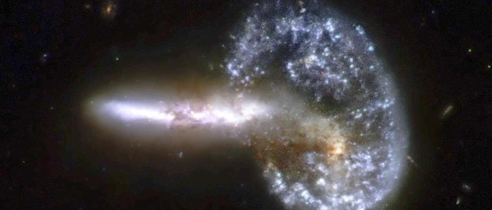 Der Kosmos ist immer noch ein Rätsel. Hier kollidieren zwei Galaxien.