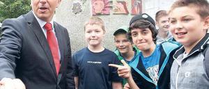 Pausenclown. Bei seinem Besuch an der Johann-Julius-Hecker-Sekundarschule in Marzahn-Hellersdorf war der Regierende Bürgermeister die Attraktion auf dem Schulhof. Die Kinder überreichten ihm Geschenke und fotografierten ihn im Gegenzug aus mindestens 100 verschiedenen Perspektiven mit ihren Handys.Fotos: Davids/Sven Darmer