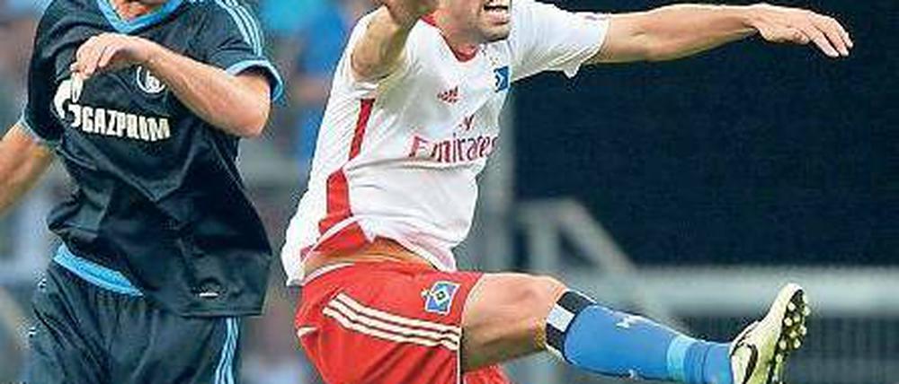 Nichts verlernt. Ruud van Nistelrooy (rechts, gegen Christoph Metzelder) scheint in Hamburg zu alter Form zurückzukehren.Foto: dpa