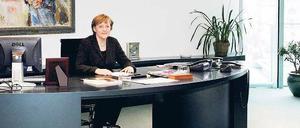 Kanzlerinschreibtisch. Angela Merkel wird auch künftig kein Arbeitszimmer von der Steuer absetzen können – schließlich stellt ihr der Staat eins zur Verfügung.