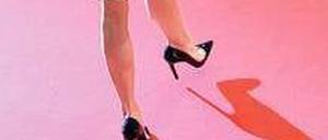 Auf Du und Du mit dem Stöckelschuh. Der rote Teppich wird schrittweise erobert.F.: ddp