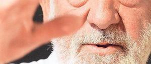 Für keine Handvoll Euros. In seinem Schlossparktheater tritt Dieter Hallervorden stets ohne Honorar auf. Der Start vor einem Jahr war gut, durch die Fußball-WM und das schöne Wetter gab es aber Einbrüche in den Besucherzahlen.