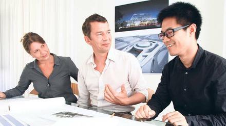 Erfolgreiche Planer. Bei „GKK+Architekten“ entwerfen Annett Pietrzak, Markus Funke und ihr chinesischer Kollege Bu Jiang (von links) Bauten für Peking und Guangzhou.