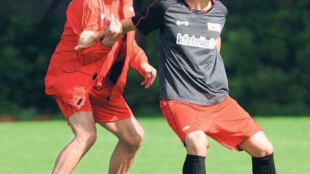 Uwe Neuhaus, 50, hier links im Trainingszweikampf mit Santi Kolk, trainiert den 1. FC Union seit 2007. Er übernahm die Köpenicker in der Regionalliga, am Freitag startet er mit Union bei Alemannia Aachen in seine zweite Zweitligasaison.