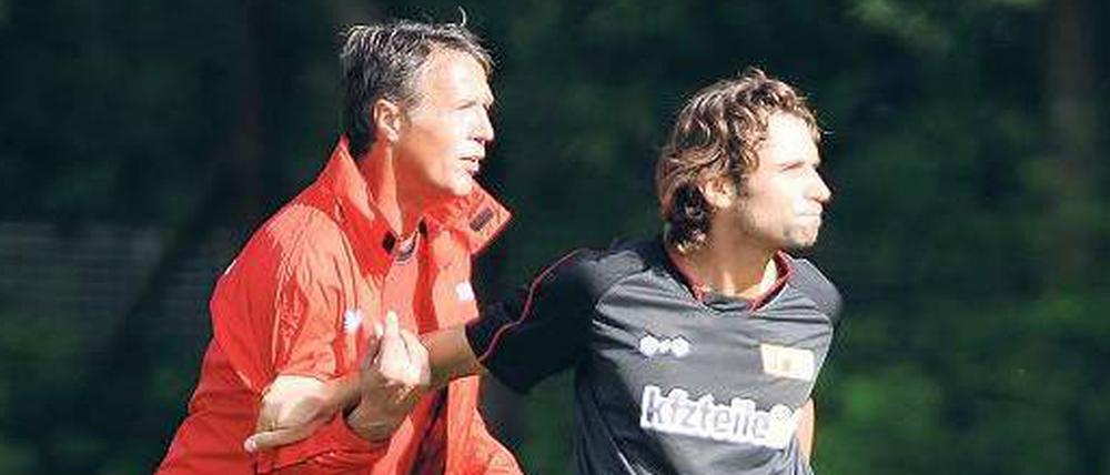 Uwe Neuhaus, 50, hier links im Trainingszweikampf mit Santi Kolk, trainiert den 1. FC Union seit 2007. Er übernahm die Köpenicker in der Regionalliga, am Freitag startet er mit Union bei Alemannia Aachen in seine zweite Zweitligasaison. 
