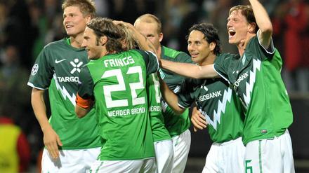 Bremer Spieler feiern das 1:0, doch es sollte noch besser kommen.