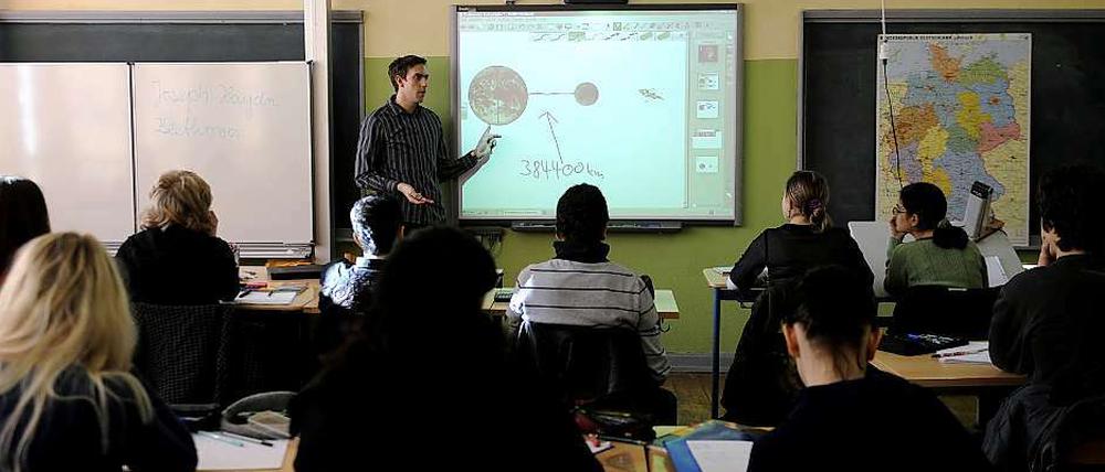 Lehrer mit schwierigen Schülern sollen besser verdienen. "Bisher gilt: Je unkomplizierter die Schüler, umso höher das Gehalt", sagt Wolfgang Nowak.
