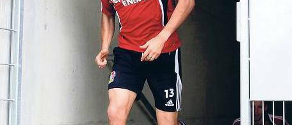 Rasen am Ende des Tunnels. Michael Ballack brennt darauf, endlich wieder Fußball zu spielen und Leverkusen in den Europapokal zu führen. Foto: dpa